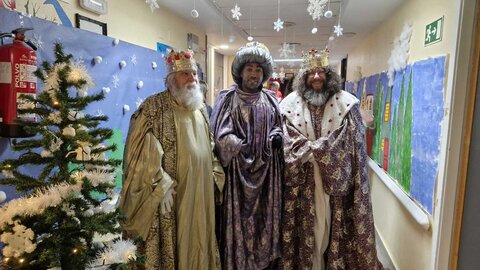 Los Reyes Magos visitan a niños y mayores ingresados en el Hospital El Bierzo.