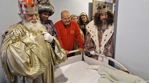 Los Reyes Magos visitan a niños y mayores ingresados en el Hospital El Bierzo.