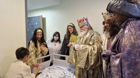 Los Reyes Magos visitan a niños y mayores ingresados en el Hospital El Bierzo.