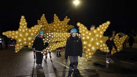 250 personas formaron parte del desfile en la capital, que contó con siete carrozas, una más que el pasado año, dedicada al comercio justo. Miles de personas salen al paso de la comitiva para saludar a Melchor, Gaspar y Baltasar. Fotos: Peio García