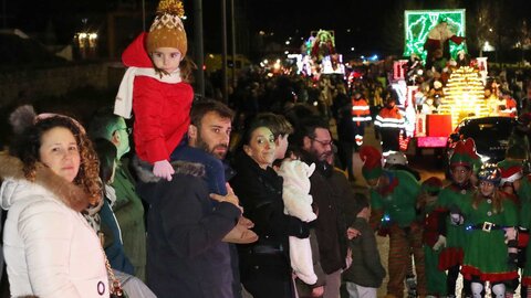 250 personas formaron parte del desfile en la capital, que contó con siete carrozas, una más que el pasado año, dedicada al comercio justo. Miles de personas salen al paso de la comitiva para saludar a Melchor, Gaspar y Baltasar. Fotos: Peio García