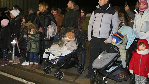 250 personas formaron parte del desfile en la capital, que contó con siete carrozas, una más que el pasado año, dedicada al comercio justo. Miles de personas salen al paso de la comitiva para saludar a Melchor, Gaspar y Baltasar. Fotos: Peio García