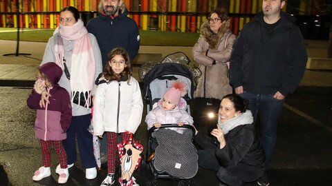 250 personas formaron parte del desfile en la capital, que contó con siete carrozas, una más que el pasado año, dedicada al comercio justo. Miles de personas salen al paso de la comitiva para saludar a Melchor, Gaspar y Baltasar. Fotos: Peio García