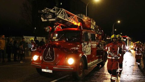 250 personas formaron parte del desfile en la capital, que contó con siete carrozas, una más que el pasado año, dedicada al comercio justo. Miles de personas salen al paso de la comitiva para saludar a Melchor, Gaspar y Baltasar. Fotos: Peio García