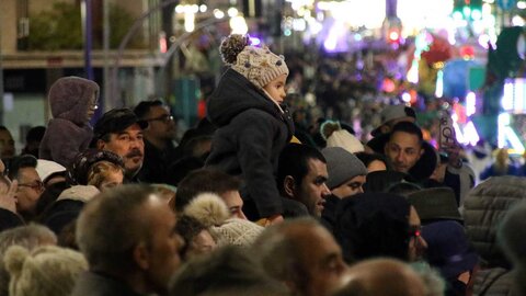 250 personas formaron parte del desfile en la capital, que contó con siete carrozas, una más que el pasado año, dedicada al comercio justo. Miles de personas salen al paso de la comitiva para saludar a Melchor, Gaspar y Baltasar. Fotos: Peio García