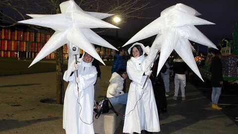 250 personas formaron parte del desfile en la capital, que contó con siete carrozas, una más que el pasado año, dedicada al comercio justo. Miles de personas salen al paso de la comitiva para saludar a Melchor, Gaspar y Baltasar. Fotos: Peio García