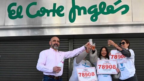 La Administración de Loterías y Apuestas del Estado número 19, ubicada en el centro comercial de El Corte Inglés de León, vendió principalmente en ventanilla, hasta el día de ayer, el 78.908. Fotos: Peio García