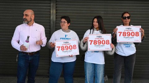 La Administración de Loterías y Apuestas del Estado número 19, ubicada en el centro comercial de El Corte Inglés de León, vendió principalmente en ventanilla, hasta el día de ayer, el 78.908. Fotos: Peio García