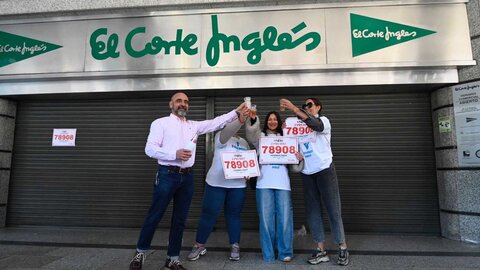 La Administración de Loterías y Apuestas del Estado número 19, ubicada en el centro comercial de El Corte Inglés de León, vendió principalmente en ventanilla, hasta el día de ayer, el 78.908. Fotos: Peio García