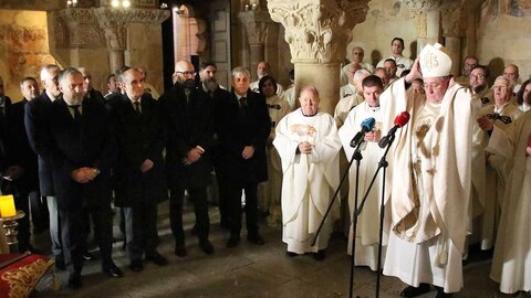 El alcalde, José Antonio Díez, el presidente de las Cortes, Carlos Pollán, el delegado territorial, Eduardo Diego y el obispo de León Luis Ángel de las Heras en el Responso y homenaje a los reyes de León ante el Panteón de la Colegiata de San Isidoro. Fotos: Peio García