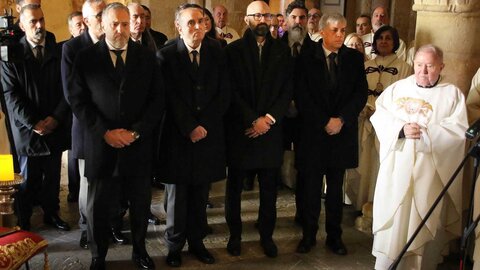 El alcalde, José Antonio Díez, el presidente de las Cortes, Carlos Pollán, el delegado territorial, Eduardo Diego y el obispo de León Luis Ángel de las Heras en el Responso y homenaje a los reyes de León ante el Panteón de la Colegiata de San Isidoro. Fotos: Peio García