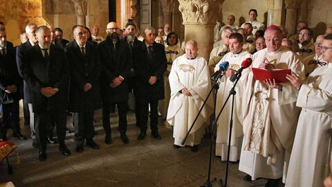 El alcalde, José Antonio Díez, el presidente de las Cortes, Carlos Pollán, el delegado territorial, Eduardo Diego y el obispo de León Luis Ángel de las Heras en el Responso y homenaje a los reyes de León ante el Panteón de la Colegiata de San Isidoro. Fotos: Peio García