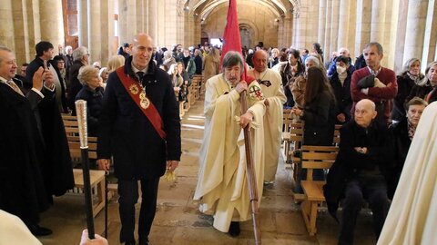 El alcalde, José Antonio Díez, el presidente de las Cortes, Carlos Pollán, el delegado territorial, Eduardo Diego y el obispo de León Luis Ángel de las Heras en el Responso y homenaje a los reyes de León ante el Panteón de la Colegiata de San Isidoro. Fotos: Peio García