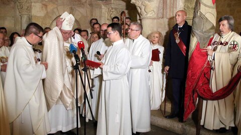 El alcalde, José Antonio Díez, el presidente de las Cortes, Carlos Pollán, el delegado territorial, Eduardo Diego y el obispo de León Luis Ángel de las Heras en el Responso y homenaje a los reyes de León ante el Panteón de la Colegiata de San Isidoro. Fotos: Peio García