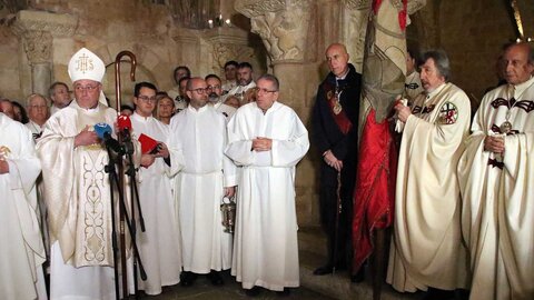 El alcalde, José Antonio Díez, el presidente de las Cortes, Carlos Pollán, el delegado territorial, Eduardo Diego y el obispo de León Luis Ángel de las Heras en el Responso y homenaje a los reyes de León ante el Panteón de la Colegiata de San Isidoro. Fotos: Peio García