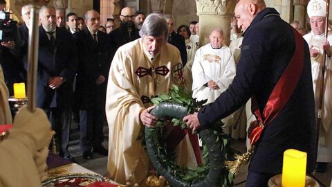 El alcalde, José Antonio Díez, el presidente de las Cortes, Carlos Pollán, el delegado territorial, Eduardo Diego y el obispo de León Luis Ángel de las Heras en el Responso y homenaje a los reyes de León ante el Panteón de la Colegiata de San Isidoro. Fotos: Peio García