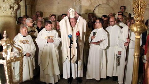 El alcalde, José Antonio Díez, el presidente de las Cortes, Carlos Pollán, el delegado territorial, Eduardo Diego y el obispo de León Luis Ángel de las Heras en el Responso y homenaje a los reyes de León ante el Panteón de la Colegiata de San Isidoro. Fotos: Peio García