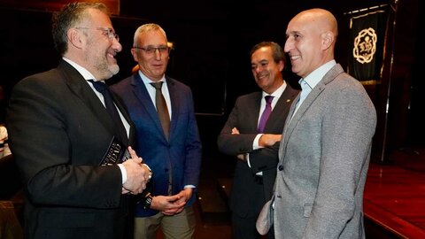 La Joven Orquesta Leonesa y las tres secciones musicales de la Cofradía del Dulce Nombre de Jesús Nazareno de León ofrecen un concierto benéfico al que asisten, entre otras autoridades, el presidente de las Cortes, Carlos Pollán y el alcalde de León, José Antonio Diez. Foto: Campillo