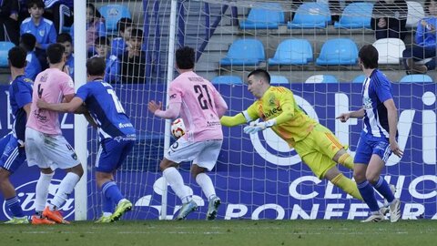 Dolorosa derrota de la Ponferradina ante el Sestao (1-2). El equipo de Javi Rey, que contaba con todo a su favor, 'pincha' en el tramo final del encuentro, pierde su ventaja y termina encajando una dolorosa derrota ante su afición.