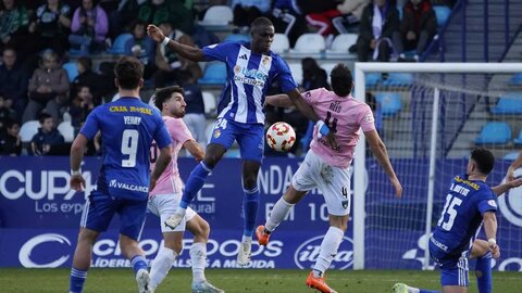 Dolorosa derrota de la Ponferradina ante el Sestao (1-2). El equipo de Javi Rey, que contaba con todo a su favor, 'pincha' en el tramo final del encuentro, pierde su ventaja y termina encajando una dolorosa derrota ante su afición.