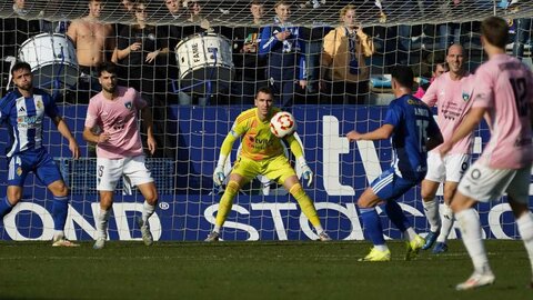 Dolorosa derrota de la Ponferradina ante el Sestao (1-2). El equipo de Javi Rey, que contaba con todo a su favor, 'pincha' en el tramo final del encuentro, pierde su ventaja y termina encajando una dolorosa derrota ante su afición.