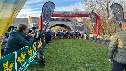 La ciudad de León ha acogido este domingo la decimotercera edición de la carrera Trascandamia, que abre el calendario deportivo del año con salida y llegada en el Puente Romano de Puente Castro y para la que se han inscrito unas 700 personas. Fotos: Campillo | Ayto León