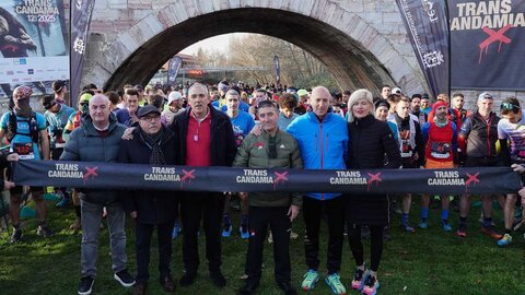 La ciudad de León ha acogido este domingo la decimotercera edición de la carrera Trascandamia, que abre el calendario deportivo del año con salida y llegada en el Puente Romano de Puente Castro y para la que se han inscrito unas 700 personas. Fotos: Campillo | Ayto León