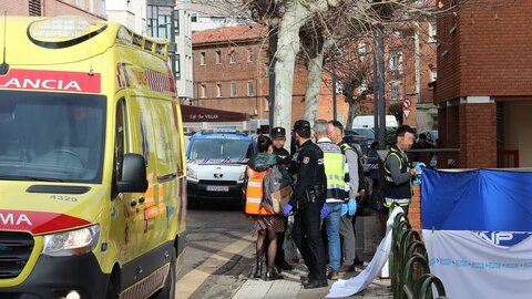 Un hombre, cuya identidad aún se desconoce, falleció a primera hora de la tarde de hoy como consecuencia de heridas de arma blanca causadas supuestamente por su hijo en la zona de Eras del Bosque, en el barrio de San Juanillo, en la imagen policías de la científica, miembros de equipos de emergencia y forense en el el lugar de los hechos antes de levantamiento del cadáver.