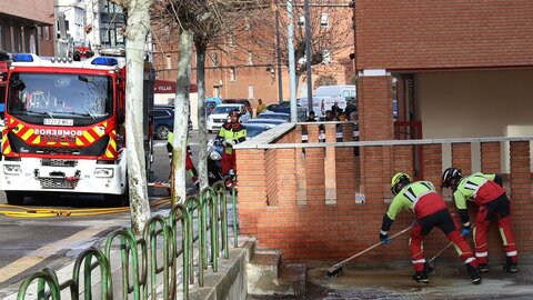 Un hombre, cuya identidad aún se desconoce, falleció a primera hora de la tarde de hoy como consecuencia de heridas de arma blanca causadas supuestamente por su hijo en la zona de Eras del Bosque, en el barrio de San Juanillo, en la imagen policías de la científica, miembros de equipos de emergencia y forense en el el lugar de los hechos antes de levantamiento del cadáver.