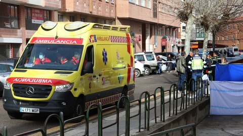 Un hombre, cuya identidad aún se desconoce, falleció a primera hora de la tarde de hoy como consecuencia de heridas de arma blanca causadas supuestamente por su hijo en la zona de Eras del Bosque, en el barrio de San Juanillo, en la imagen policías de la científica, miembros de equipos de emergencia y forense en el el lugar de los hechos antes de levantamiento del cadáver.