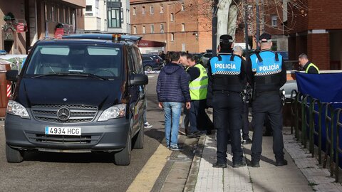 Un hombre, cuya identidad aún se desconoce, falleció a primera hora de la tarde de hoy como consecuencia de heridas de arma blanca causadas supuestamente por su hijo en la zona de Eras del Bosque, en el barrio de San Juanillo, en la imagen policías de la científica, miembros de equipos de emergencia y forense en el el lugar de los hechos antes de levantamiento del cadáver.