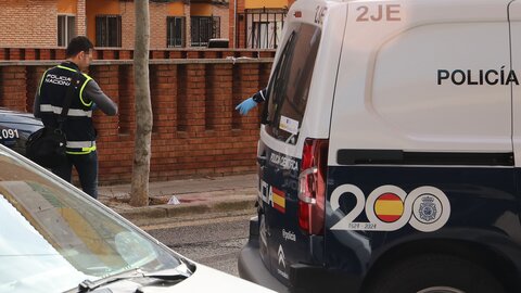 Un hombre, cuya identidad aún se desconoce, falleció a primera hora de la tarde de hoy como consecuencia de heridas de arma blanca causadas supuestamente por su hijo en la zona de Eras del Bosque, en el barrio de San Juanillo, en la imagen policías de la científica, miembros de equipos de emergencia y forense en el el lugar de los hechos antes de levantamiento del cadáver.