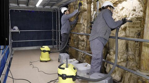 El Instituto del Patrimonio Cultural de España (IPCE), dependiente de la Dirección General de Patrimonio Cultural y Bellas Artes. Ministerio de Cultura, ha hecho públicas las primeras imágenes que muestran los trabajos de restauración del trascoro de la Catedral de León.