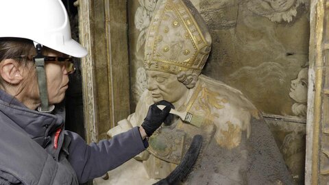 El Instituto del Patrimonio Cultural de España (IPCE), dependiente de la Dirección General de Patrimonio Cultural y Bellas Artes. Ministerio de Cultura, ha hecho públicas las primeras imágenes que muestran los trabajos de restauración del trascoro de la Catedral de León.