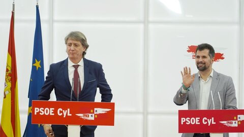 El secretario general del PSOE de Castilla y León, Luis Tudanca, y el secretario general electo de la formación, Carlos Martínez, comparecen ante la prensa. Fotos: Miriam Chacón.