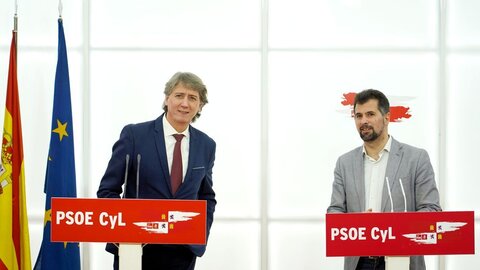 El secretario general del PSOE de Castilla y León, Luis Tudanca, y el secretario general electo de la formación, Carlos Martínez, comparecen ante la prensa. Fotos: Miriam Chacón.