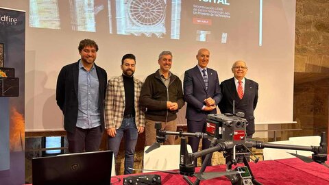 La empresa Tecnosylva ha elaborado el proyecto que ahora pone a disposición de la ciudad para uso urbanístico, promocional, recreativo y de cuidado del patrimonio, entre otros. El alcalde de León, José Antonio Diez, ha agradecido a Joaquín Ramírez, responsable de Tecnosylva, su implicación continua con la ciudad.