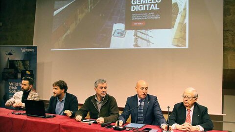 La empresa Tecnosylva ha elaborado el proyecto que ahora pone a disposición de la ciudad para uso urbanístico, promocional, recreativo y de cuidado del patrimonio, entre otros. El alcalde de León, José Antonio Diez, ha agradecido a Joaquín Ramírez, responsable de Tecnosylva, su implicación continua con la ciudad.