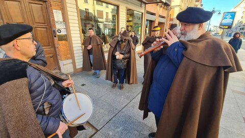 Los miembros de la Asociación Cultural San Francisco de Asís el Real Extramuros de León realizan la tradicional colecta del 'gochín', productos de León y panes, entre otras viandas, para la celebración de San Antón, patrón de los animales.