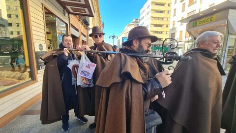 Los miembros de la Asociación Cultural San Francisco de Asís el Real Extramuros de León realizan la tradicional colecta del 'gochín', productos de León y panes, entre otras viandas, para la celebración de San Antón, patrón de los animales.