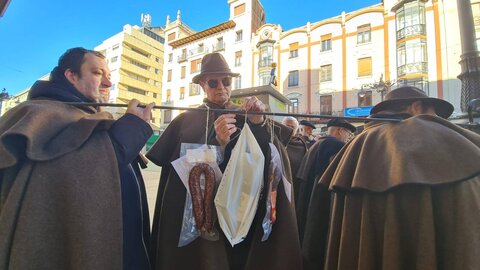 Los miembros de la Asociación Cultural San Francisco de Asís el Real Extramuros de León realizan la tradicional colecta del 'gochín', productos de León y panes, entre otras viandas, para la celebración de San Antón, patrón de los animales.