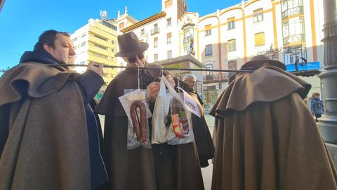 Los miembros de la Asociación Cultural San Francisco de Asís el Real Extramuros de León realizan la tradicional colecta del 'gochín', productos de León y panes, entre otras viandas, para la celebración de San Antón, patrón de los animales.