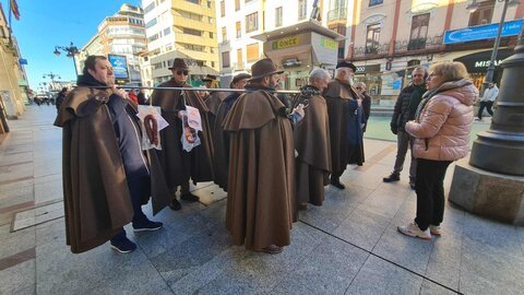 Los miembros de la Asociación Cultural San Francisco de Asís el Real Extramuros de León realizan la tradicional colecta del 'gochín', productos de León y panes, entre otras viandas, para la celebración de San Antón, patrón de los animales.