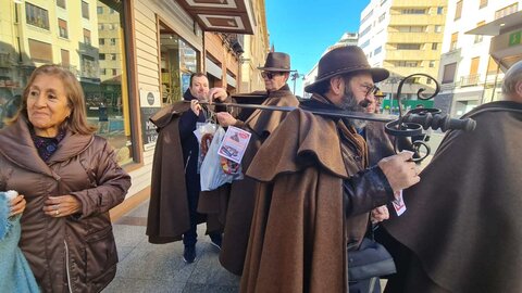 Los miembros de la Asociación Cultural San Francisco de Asís el Real Extramuros de León realizan la tradicional colecta del 'gochín', productos de León y panes, entre otras viandas, para la celebración de San Antón, patrón de los animales.