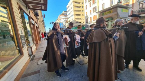 Los miembros de la Asociación Cultural San Francisco de Asís el Real Extramuros de León realizan la tradicional colecta del 'gochín', productos de León y panes, entre otras viandas, para la celebración de San Antón, patrón de los animales.