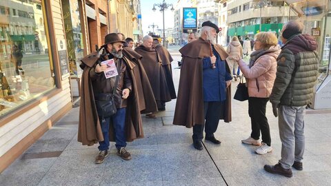 Los miembros de la Asociación Cultural San Francisco de Asís el Real Extramuros de León realizan la tradicional colecta del 'gochín', productos de León y panes, entre otras viandas, para la celebración de San Antón, patrón de los animales.