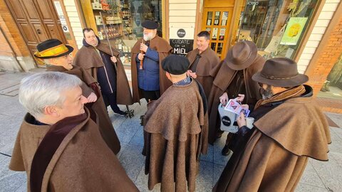 Los miembros de la Asociación Cultural San Francisco de Asís el Real Extramuros de León realizan la tradicional colecta del 'gochín', productos de León y panes, entre otras viandas, para la celebración de San Antón, patrón de los animales.