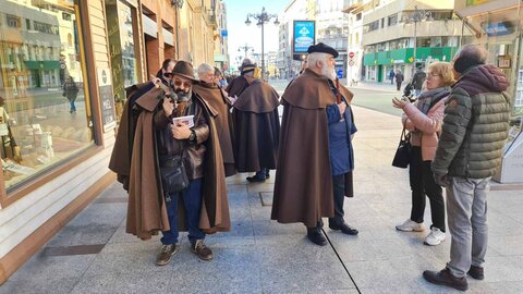 Los miembros de la Asociación Cultural San Francisco de Asís el Real Extramuros de León realizan la tradicional colecta del 'gochín', productos de León y panes, entre otras viandas, para la celebración de San Antón, patrón de los animales.