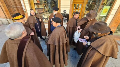 Los miembros de la Asociación Cultural San Francisco de Asís el Real Extramuros de León realizan la tradicional colecta del 'gochín', productos de León y panes, entre otras viandas, para la celebración de San Antón, patrón de los animales.