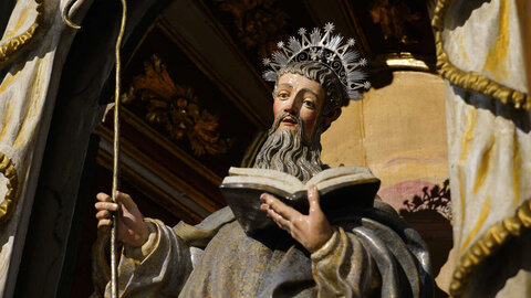 El historiador bembibrense, Manuel Olano, junto al retablo del santuario del Ecce-Homo de Bembibre, que custodia las imágenes del siglo XVI de San Antonio, y San Francisco, de la antigua Ermita de San Antonio y la talla de Santa Bárbara, del siglo XIX. Fotos: César Sánchez